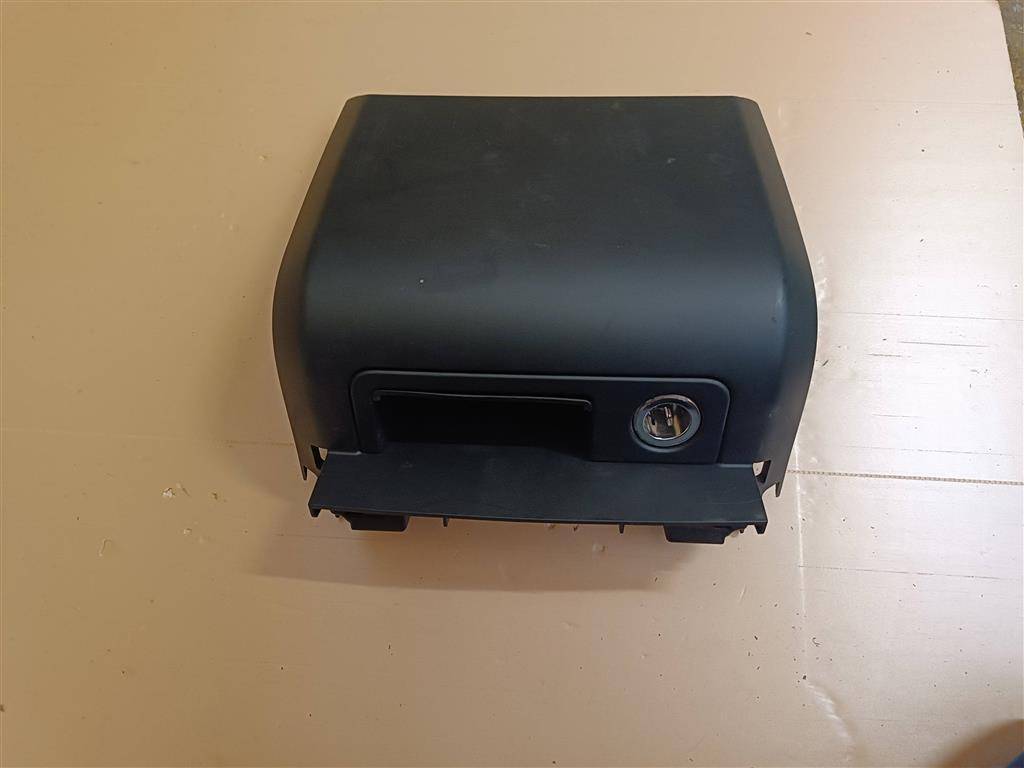 Декоративная накладка центральной консоли Land Rover Range Rover Sport 2 поколение L494 2014, 5.0 л., бензин, АКПП, передний привод, LR044984, DK6204569A, LR044984, DK6204569AB8PVJ - фото №1