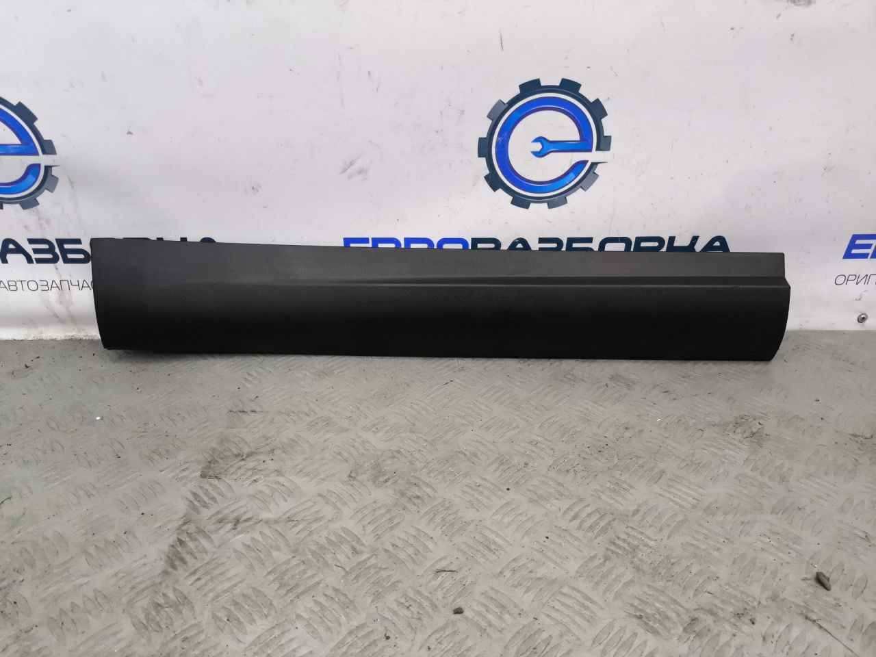 молдинг двери задней правой Maserati Levante 1 поколение M161 2019, 3.0 л., бензин, АКПП, 670035237 - фото №1