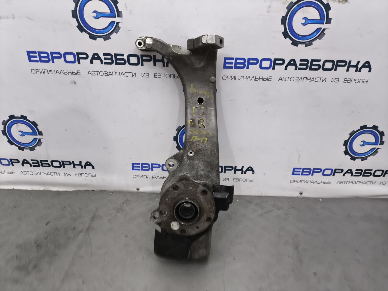 кулак поворотный правый Bentley Continental Flying Spur 1 поколение 2012, 6.0 л., бензин, АКПП, серый, передний привод, 3W0407254E - фото №1