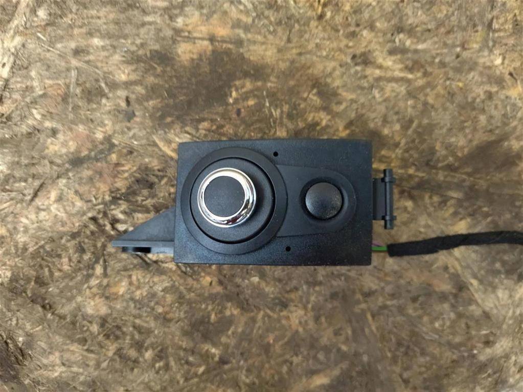 кнопка ручного тормоза (ручника) Bentley Continental GT 2 поколение 2015, 4.0 л., TFSI, бензин, АКПП, передний привод, 3W0953551C, 03484901, 3W0953551, 3W0953551 - фото №1