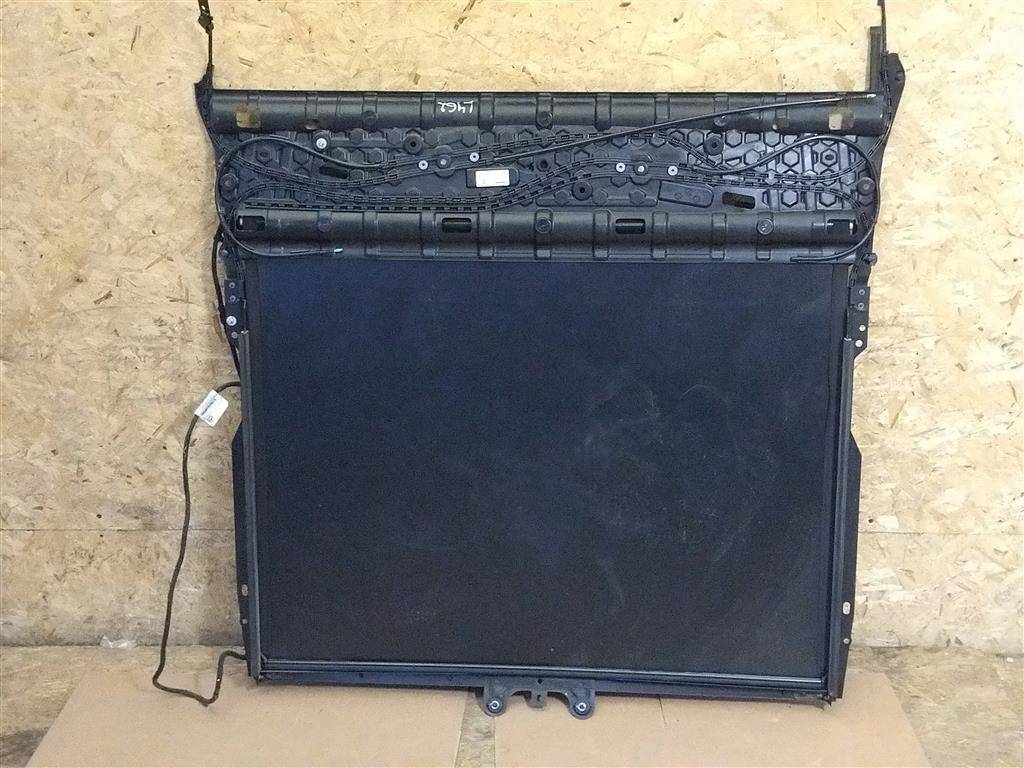 шторка крыши Land Rover Discovery 5 поколение L462 2019, 3.0 л., дизель, АКПП, передний привод, LR082914, LR082914, HY32519A02AD0LKP, LR099000, JY32519A02AA0LKP, LR159167, JY32519A02AB0LKP, LR181264, JY32519E92AA0LKP - фото №1