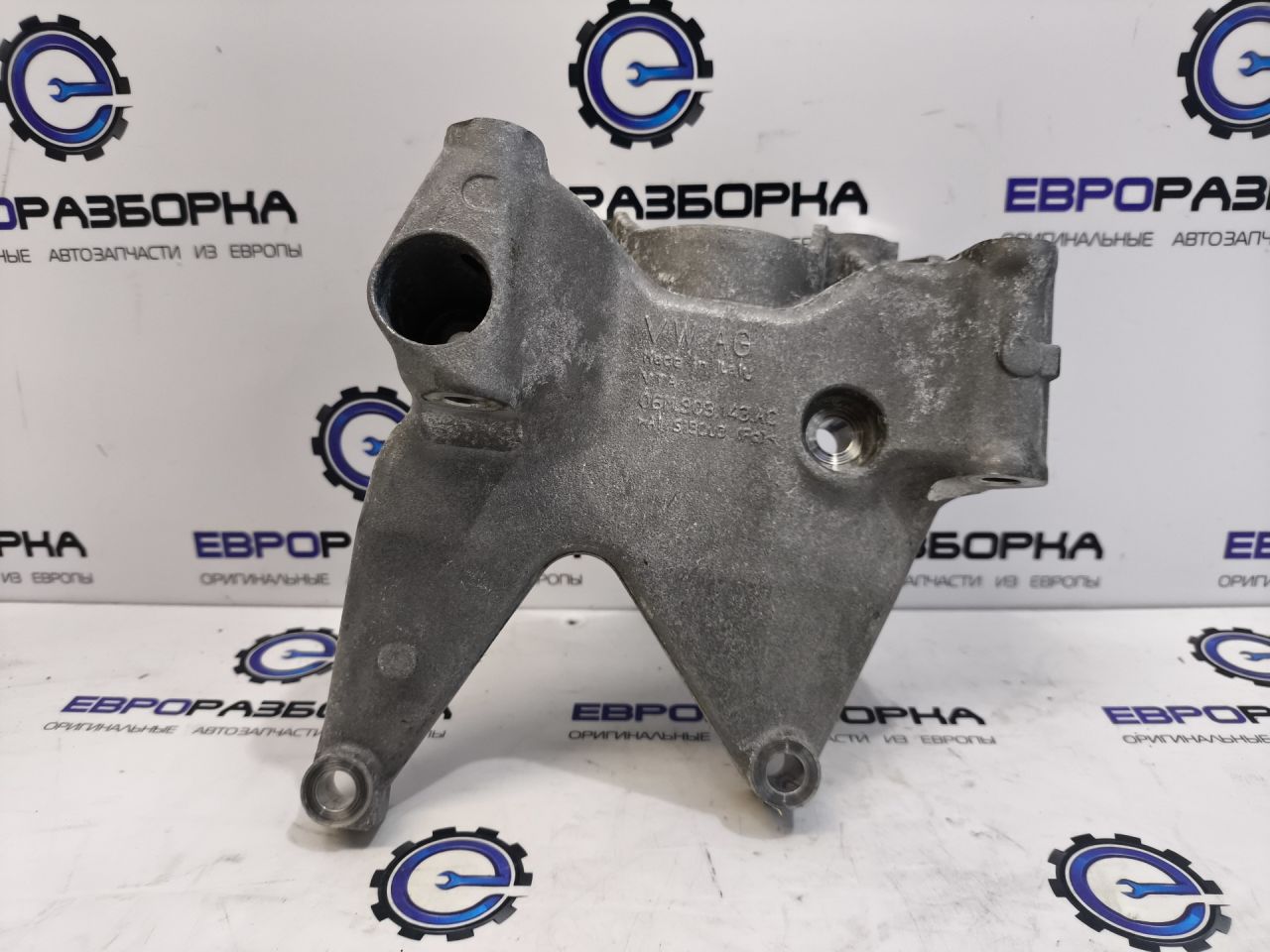 кронштейн генератора Audi SQ5 FY 2018, 3.0 л., TFSI, бензин, АКПП, передний привод, 06M903143AC - фото №1