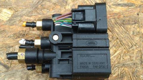 блок клапанов пневмоподвески Land Rover Range Rover Sport 2 поколение L494 2017, 3.0 л., дизель, АКПП, передний привод, LR070246, LR070246, CPLA5B710BC - фото №1