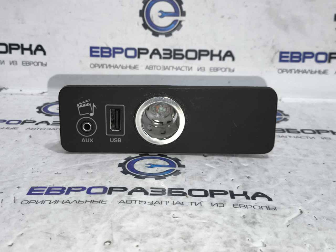 разъем AUX / USB Land Rover Range Rover 4 поколение L405 2014, 4.4 л., дизель, АКПП, полный привод, правый руль, LR044901, CPLA19C166CB, C2D24417, LR044901 - фото №1