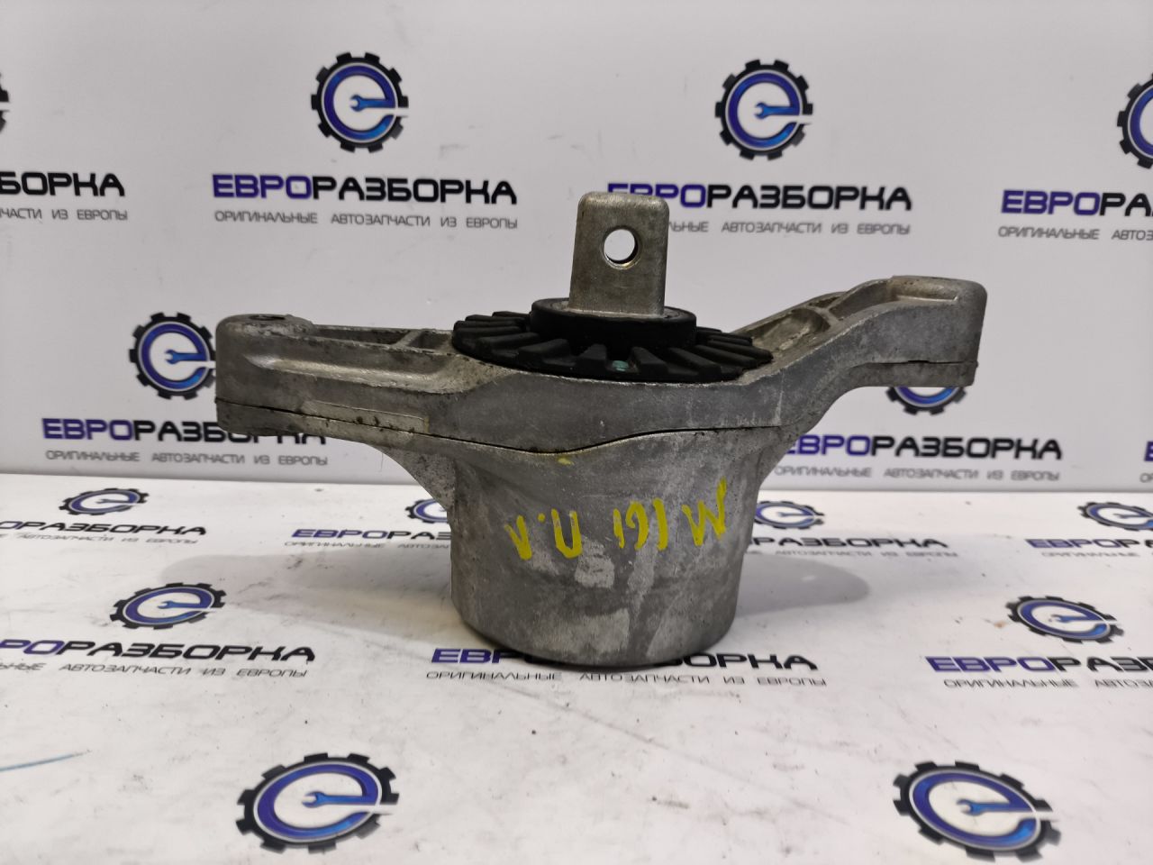 подушка крепления двигателя Maserati Levante 1 поколение M161 2019, 3.0 л., бензин, АКПП, 670003629 - фото №1