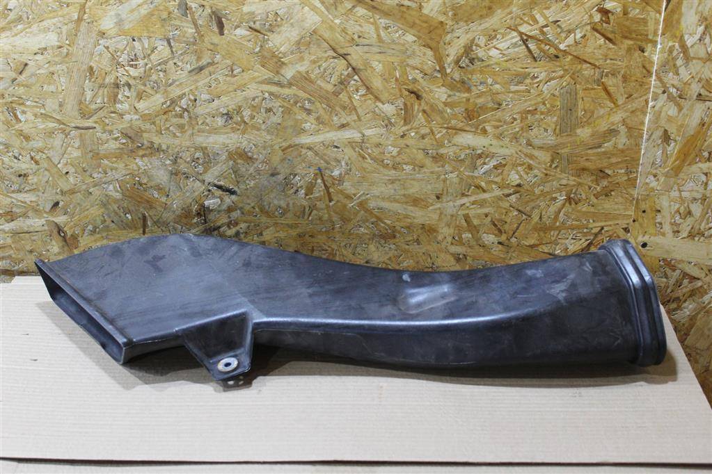 воздуховод (дефлектор) радиатора Audi R8 42 2008, 4.0 л., TFSI, бензин, АКПП, купе, передний привод, 420129510C, 420129510C - фото №1