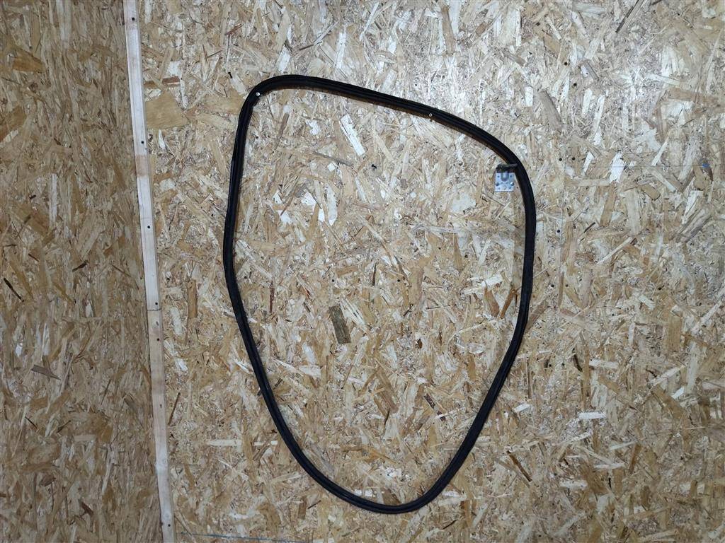 уплотнитель двери Volvo XC90 2 поколение 2019, 2.0 л., бензин, АКПП, передний привод, 31457674, 31457674 - фото №1