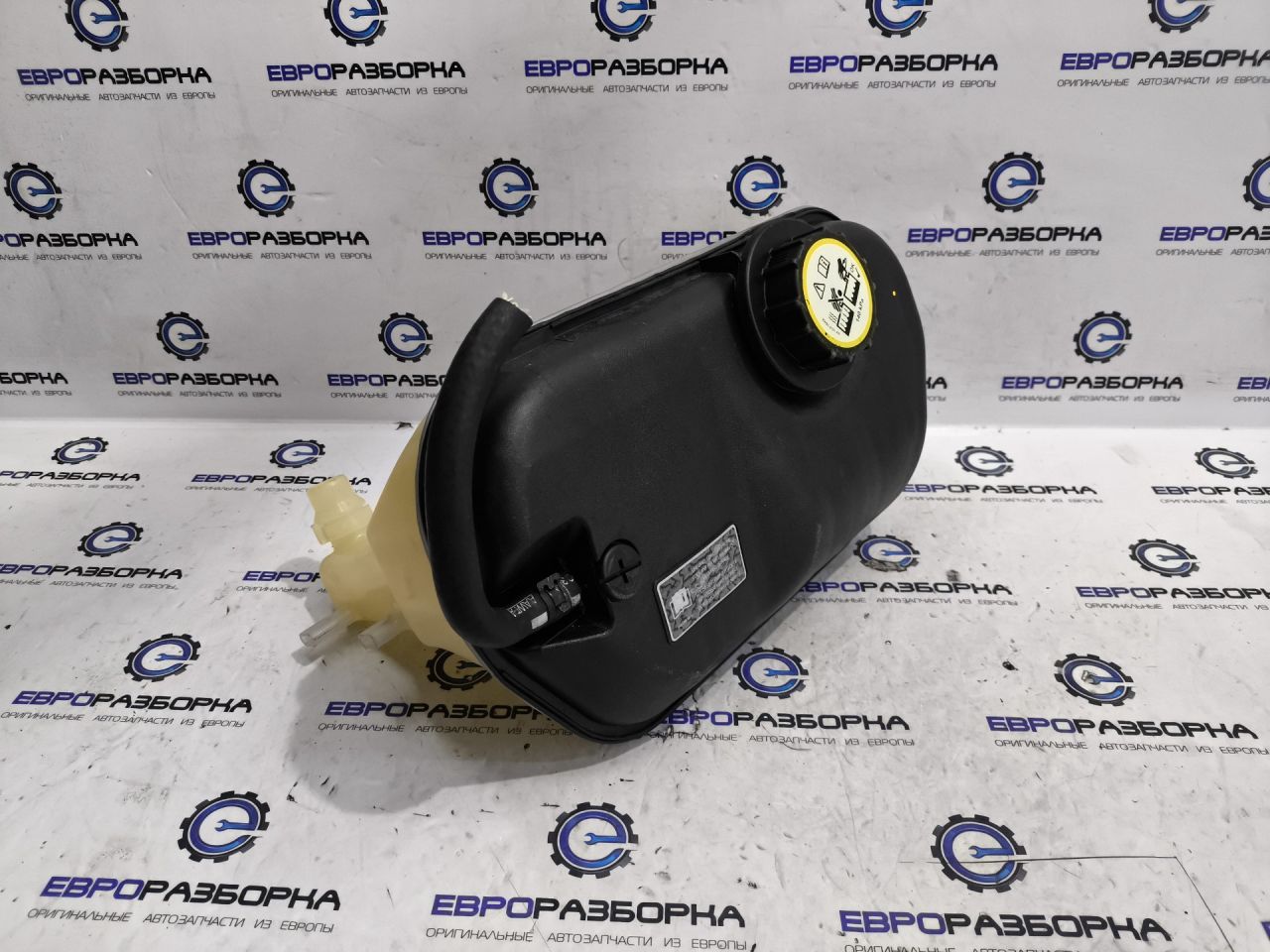 бачок расширительный Jaguar XJ 4 поколение X351 2010, 3.0 л., дизель, АКПП, передний привод, 4R838A080AD, C2Z11668, C2D36878, C2Z32636, 4R838A080AE, 4R838A080AF - фото №1