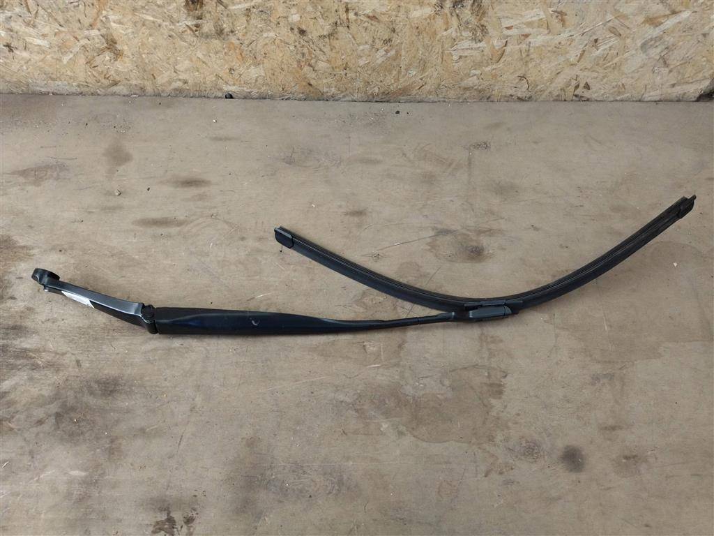 щеткодержатель (поводок стеклоочистителя, дворник) Maserati Levante 1 поколение M161 2020, 3.0 л., дизель, АКПП, передний привод, 670032335, 670032335 - фото №1