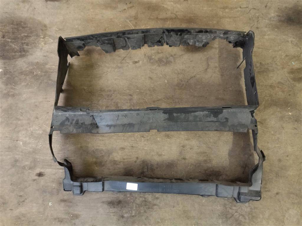 воздуховод (дефлектор) радиатора Land Rover Range Rover 4 поколение L405 2015, 4.4 л., дизель, АКПП, полный привод, правый руль, LR061740, FPLA8C464AC, FPLA8C464AE, LR061740, LR084885 - фото №1