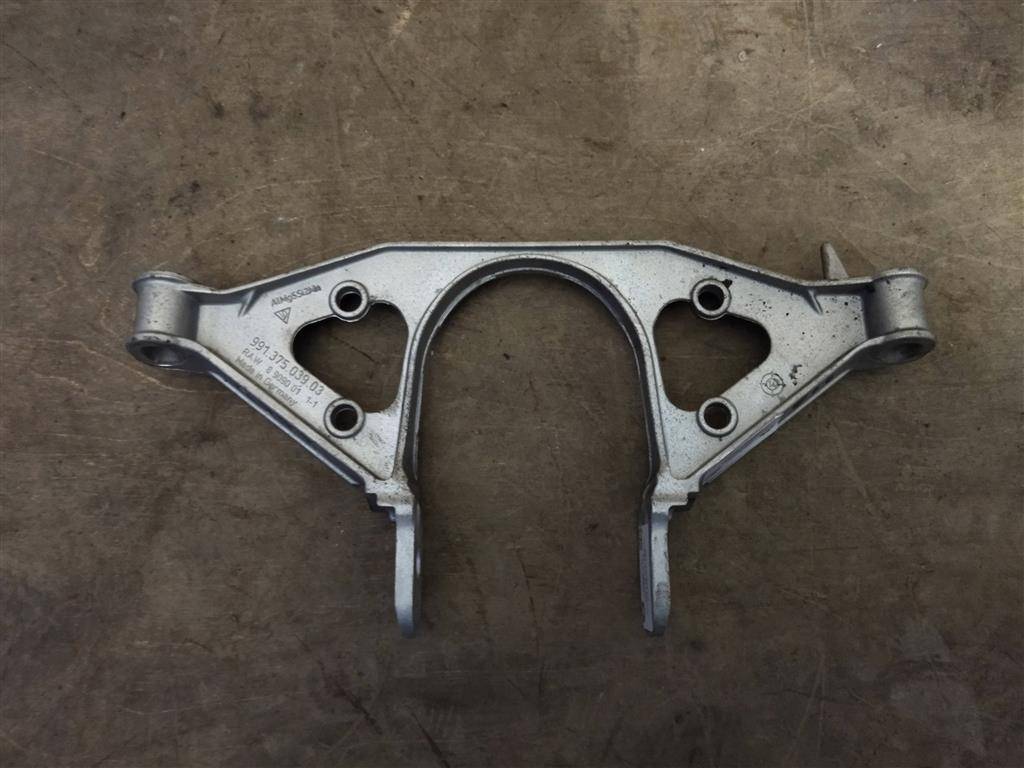 кронштейн КПП Porsche 911 991 2014, 3.4 л., бензин, АКПП, задний привод, 99137503903, 99137503903 - фото №1