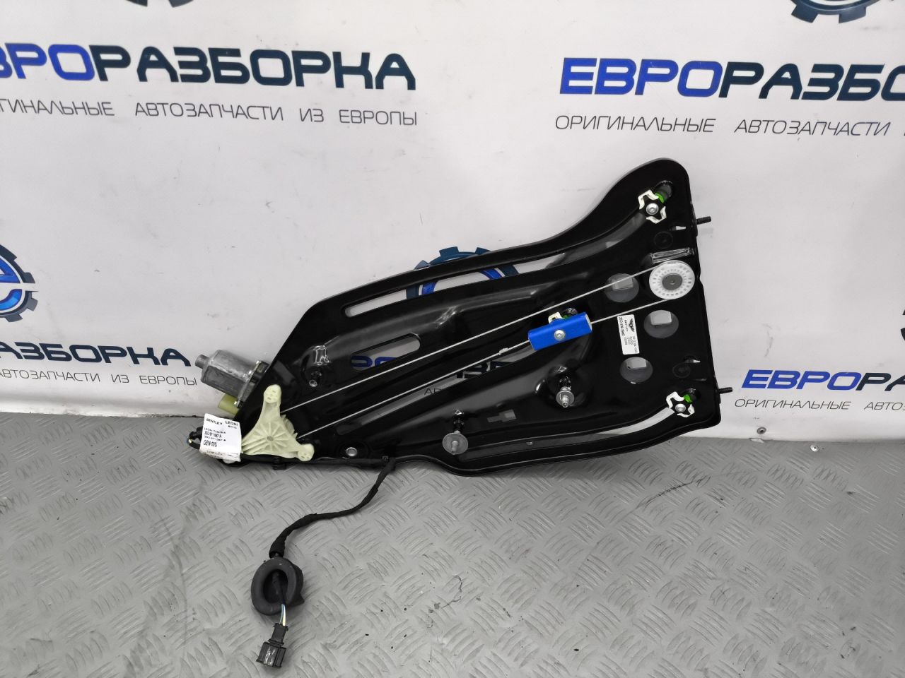 стеклоподъемник задний правый Bentley Continental GT 3 поколение 2023, 4.0 л., CVD, бензин, АКПП, красный, купе, полный привод, правый руль, 3SD839398D - фото №1