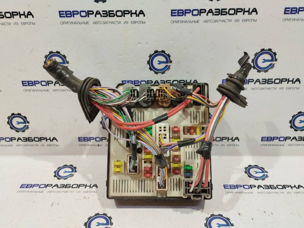 блок предохранителей Renault Megane 3 поколение 2010, 1.5 л., АКПП, передний привод, 284B60168R - фото №1