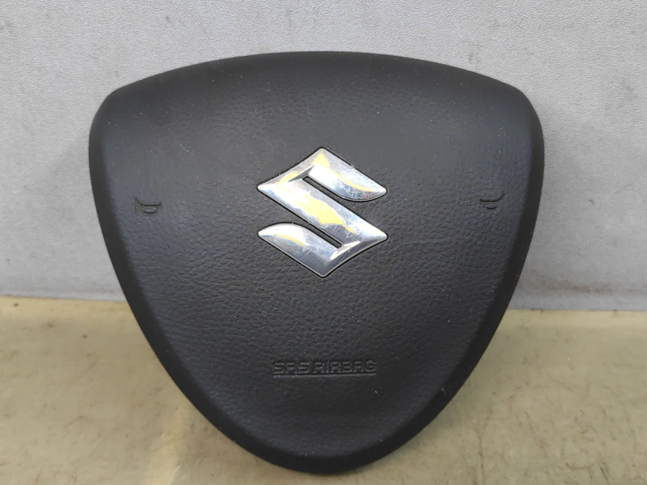 подушка безопасности водителя Suzuki Kizashi 1 поколение 2012, 2.4 л., J24B, бензин, АКПП, красный, седан, полный привод, 4815057L50 - фото №1