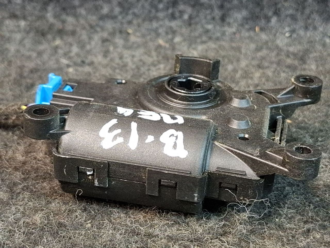 моторчик заслонки печки Volkswagen Jetta 7 поколение 2021, 1.4 л., бензин, АКПП, серый, передний привод, 2Q0907511F - фото №1