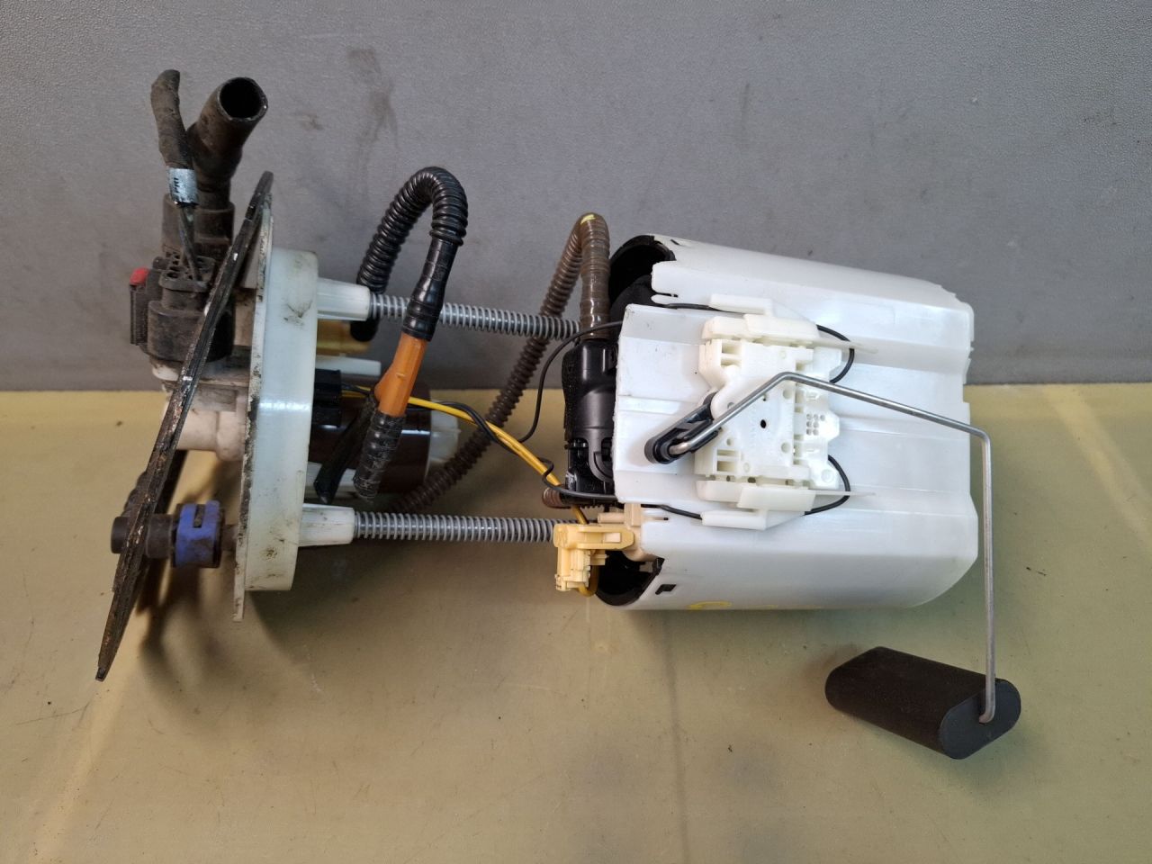 насос топливный Chevrolet Malibu 9 поколение 2018, 1.5 л., бензин, АКПП, бордовый, передний привод, 23406964 - фото №1