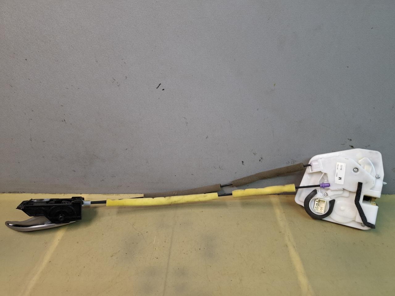 замок двери передней левой Mazda 3 3 поколение 2015, 2.5 л., PY-VPS, бензин, АКПП, серый, седан, передний привод, правый руль - фото №1