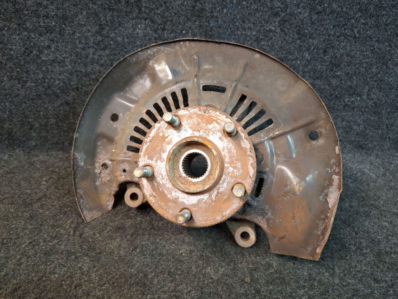 кулак поворотный левый Toyota Sienna 3 поколение 2011, 3.5 л., 2GR-FE, бензин, АКПП, серый, передний привод - фото №1