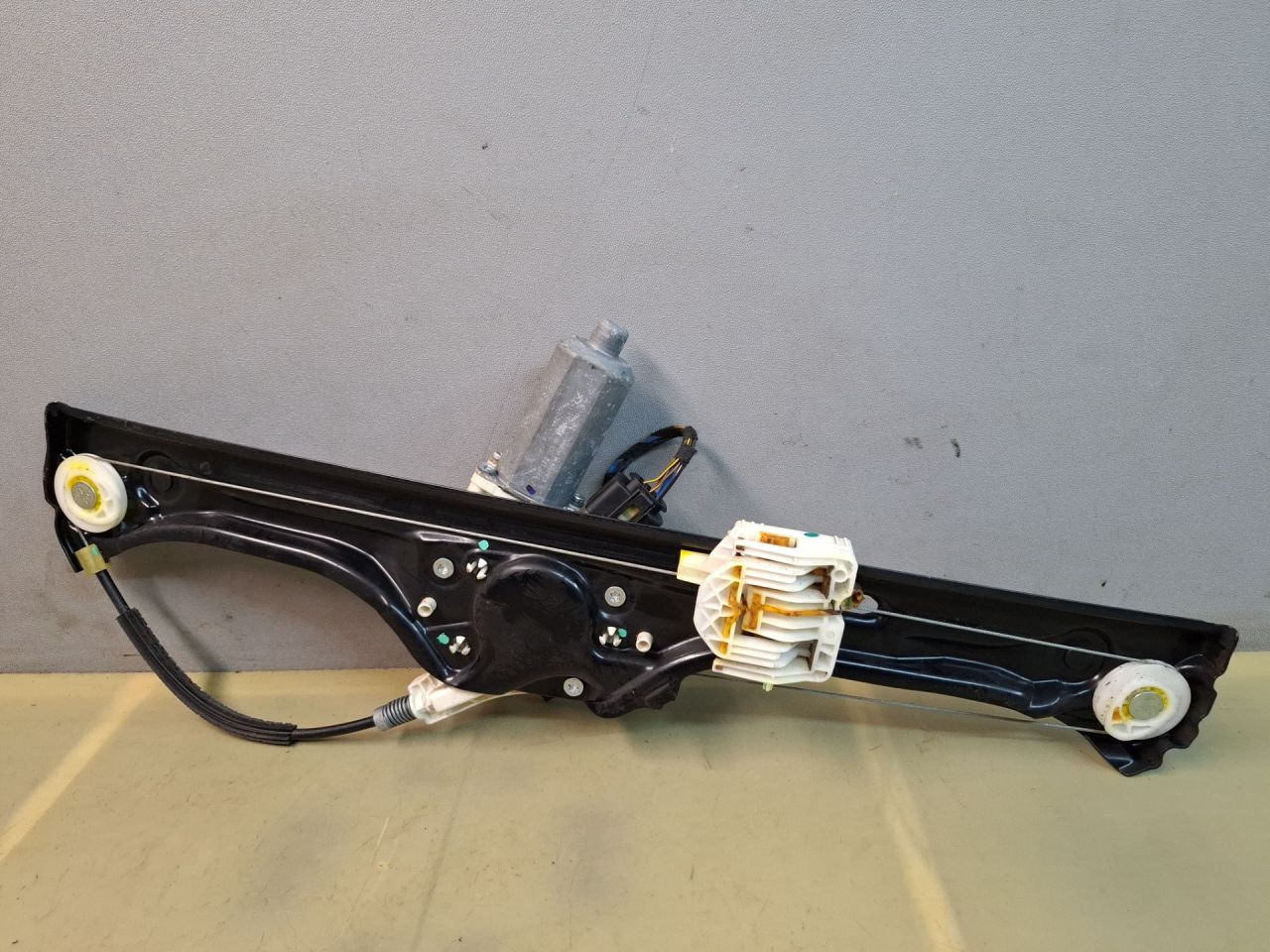 стеклоподъемник задний правый BMW X5 E70 2008, 3.0 л., дизель, АКПП, серый, внедорожник 5 дв., полный привод, правый руль, 7137030S - фото №1