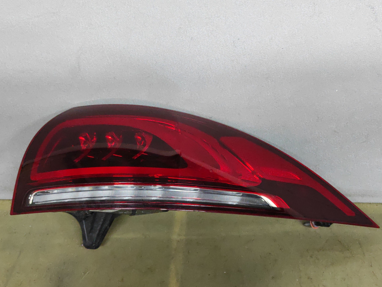 фонарь задний правый Mercedes-Benz GLE V167 2020, A1679063204 - фото №1