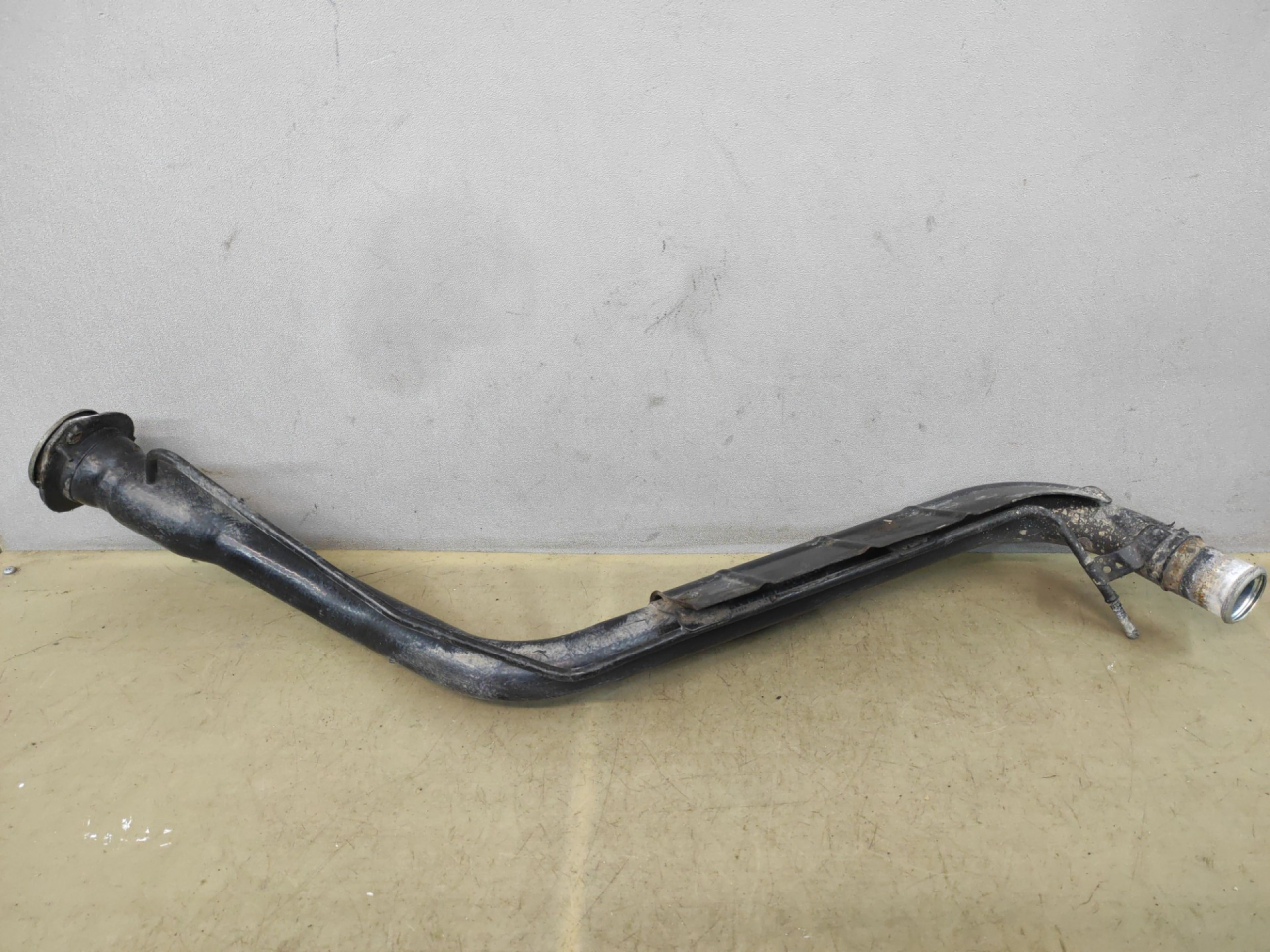 горловина топливного бака Suzuki Kizashi 1 поколение 2012, 2.4 л., J24B, бензин, АКПП, красный, седан, полный привод - фото №1