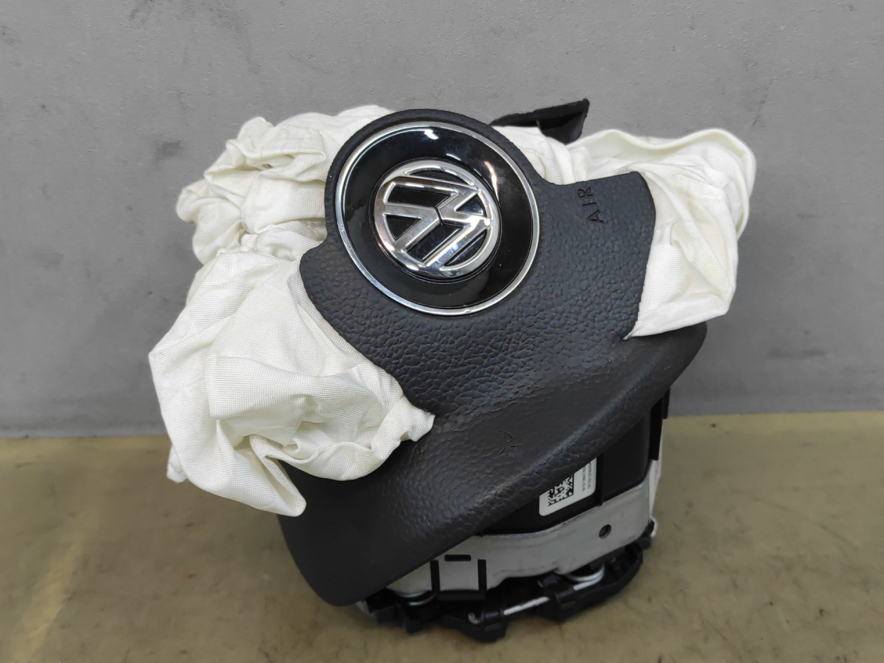 подушка безопасности водителя Volkswagen Jetta 7 поколение 2019, 1.4 л., бензин, АКПП, синий, седан, передний привод, 17A880201F - фото №1