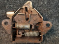 замок капота Mazda 323F BJ 2000, 2.0 л., RF3F, дизель, МКПП, хетчбэк 5 дв., передний привод - фото №2