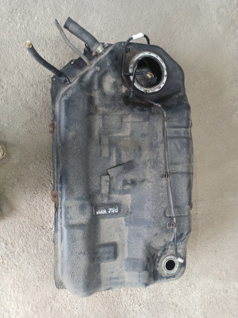 бак топливный Suzuki Kizashi 1 поколение 2012, 2.4 л., J24B, бензин, АКПП, красный, седан, полный привод - фото №1