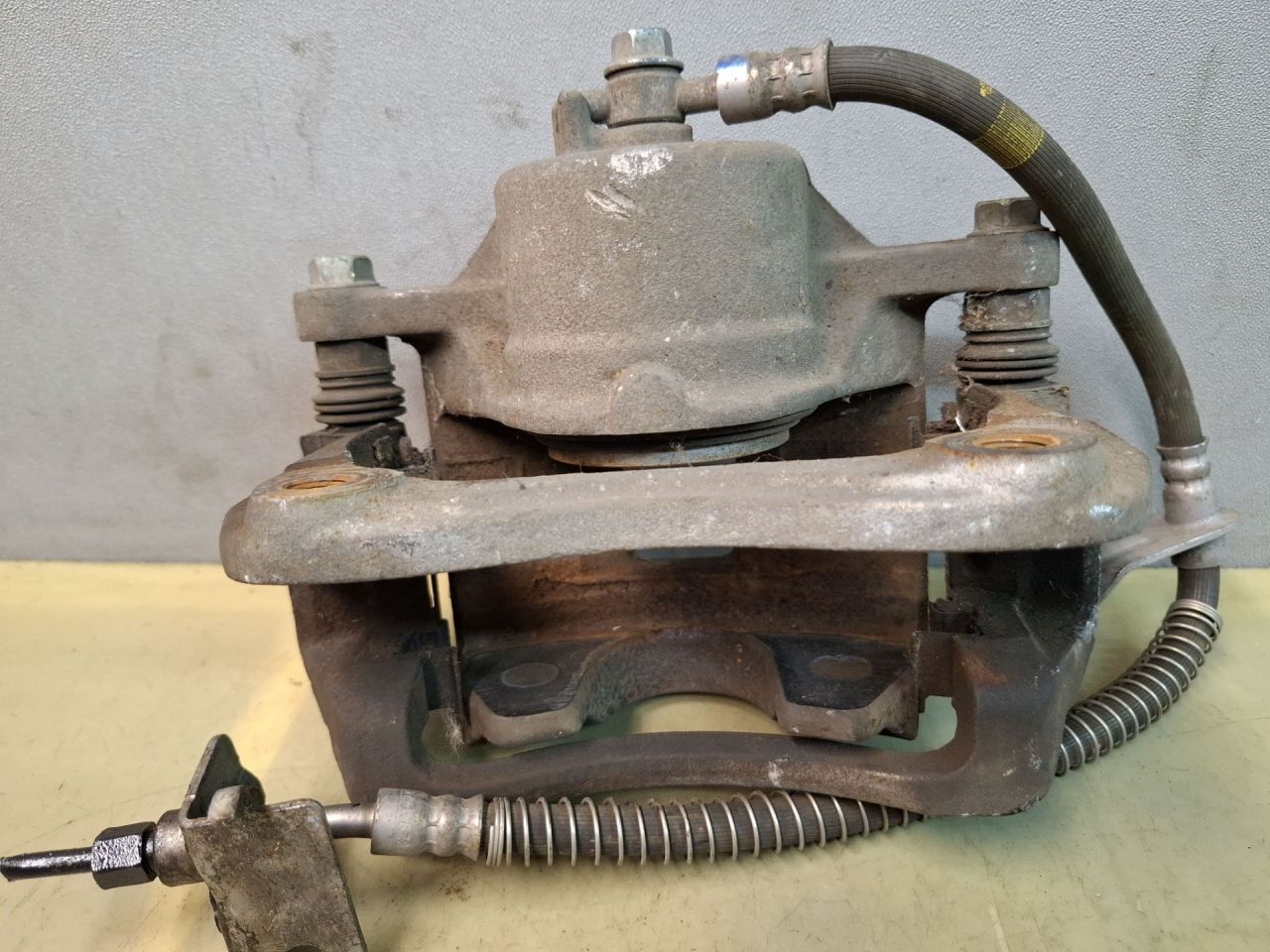 суппорт передний правый Hyundai Elantra AD 2018, 2.0 л., бензин, АКПП, серебристый, передний привод, 58130F3000 - фото №1