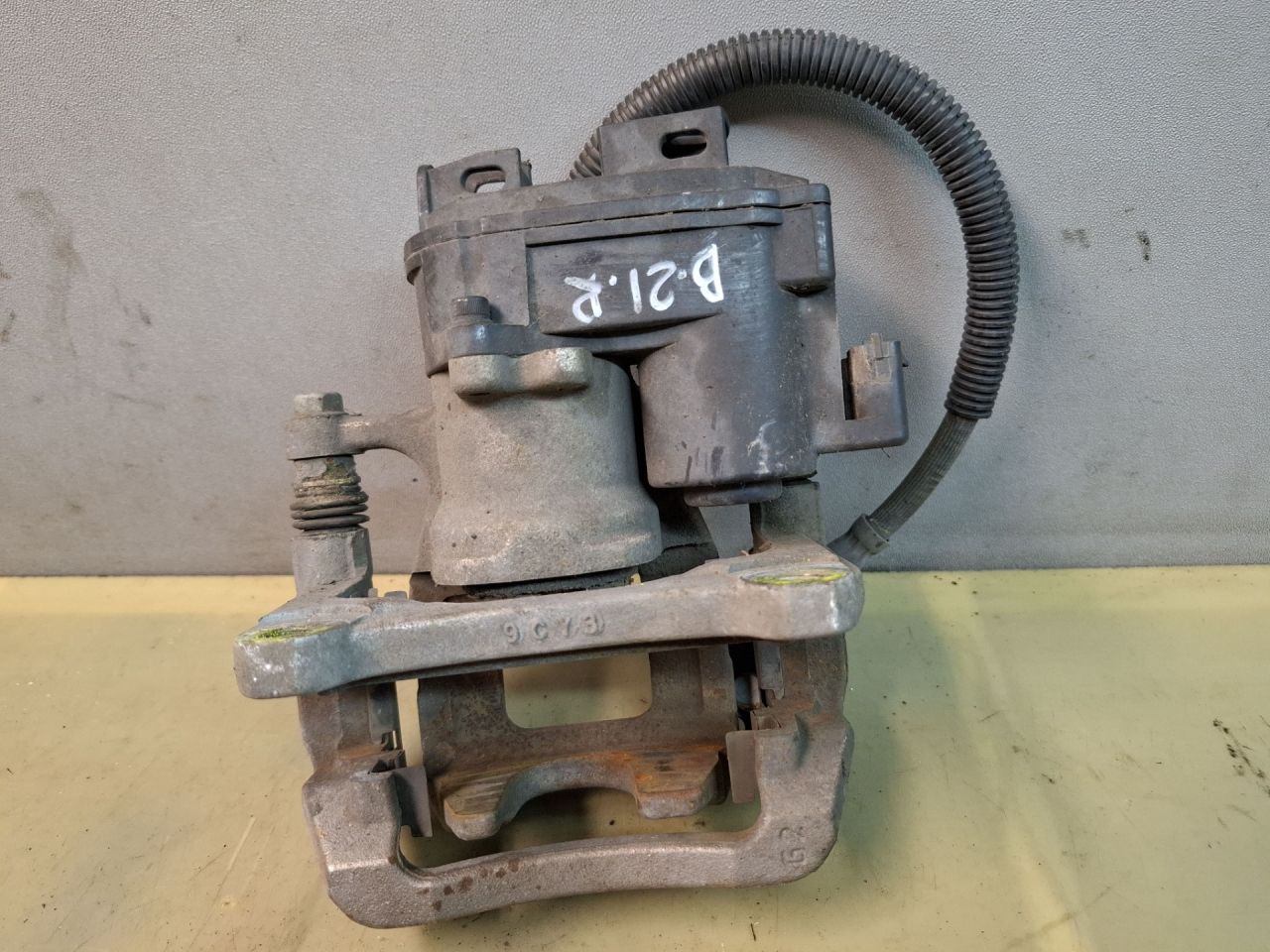 суппорт задний правый Chevrolet Blazer 3 поколение 2019, 3.6 л., бензин, АКПП, белый, полный привод, 84273830 - фото №1