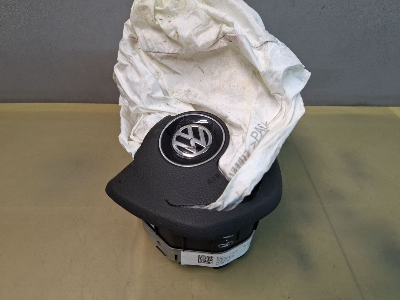 подушка безопасности водителя Volkswagen Jetta 7 поколение 2021, 1.4 л., бензин, АКПП, серый, передний привод, 17A880201F - фото №1