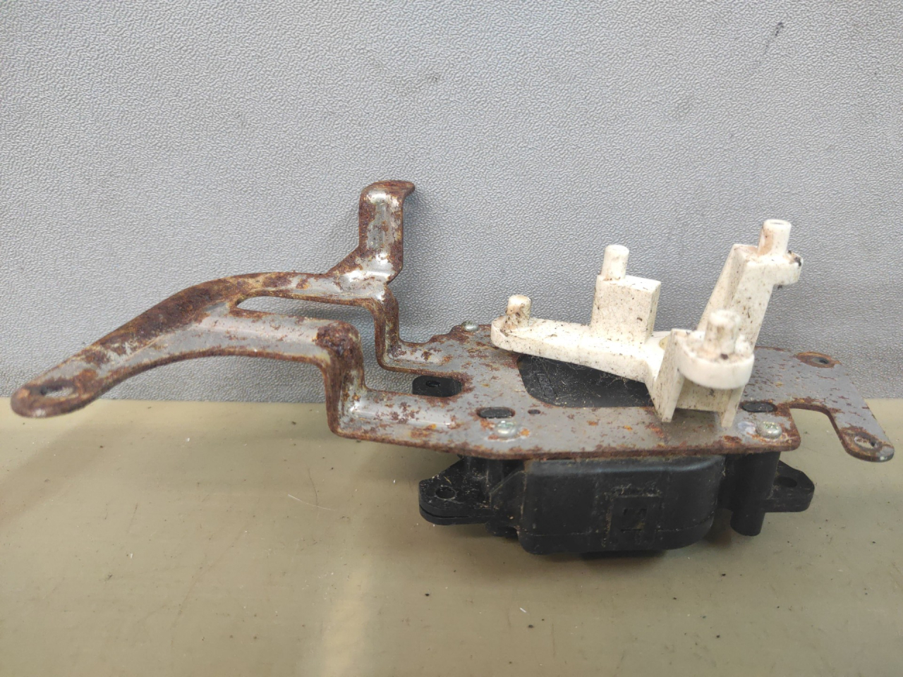 моторчик заслонки печки Honda Element 1 поколение 2006, 2.4 л., i-VTEC, K24A4, бензин, АКПП, оранжевый, хетчбэк 5 дв., полный привод, 0637008950 - фото №1