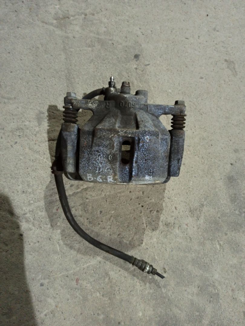 суппорт передний правый Mazda CX-5 2 поколение KF 2018, 2.5 л., PYY1, бензин, АКПП, серый/46g, внедорожник 5 дв., полный привод - фото №1