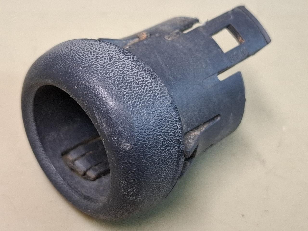 крепление парктроника Volvo XC90 1 поколение 2004, 2.9 л., бензин, АКПП, серебристый, универсал, правый руль - фото №1