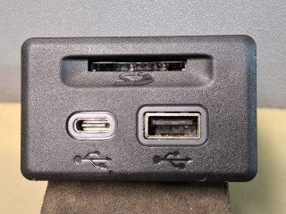 разъем AUX / USB Chevrolet Blazer 3 поколение 2019, 3.6 л., бензин, АКПП, белый, полный привод, 13525431