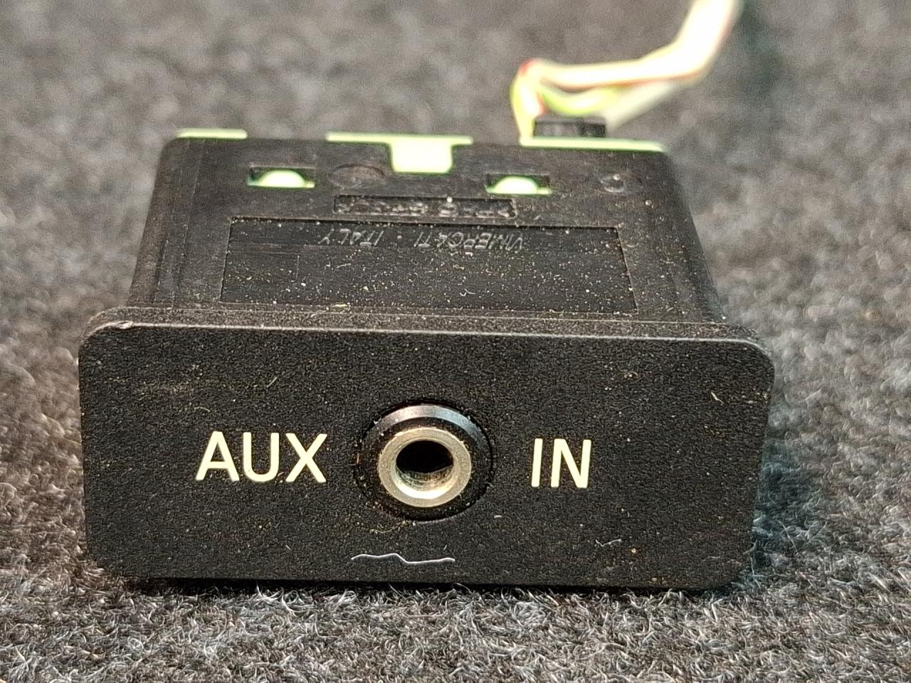 разъем AUX / USB BMW X5 E70 2008, 3.0 л., дизель, АКПП, серый, внедорожник 5 дв., полный привод, правый руль - фото №1