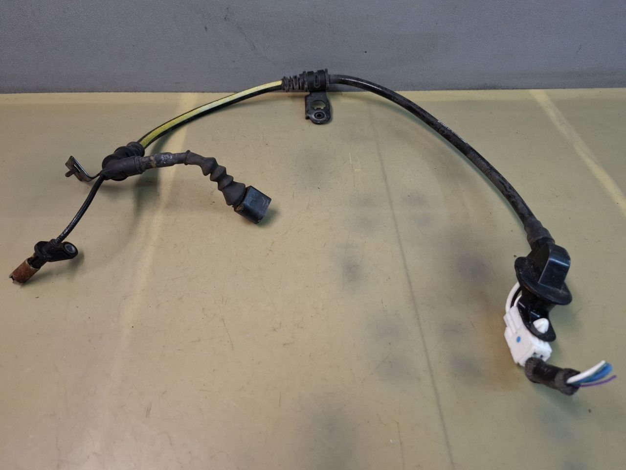 датчик ABS Mazda CX-5 2 поколение KF 2018, 2.5 л., PYY1, бензин, АКПП, серый/46g, внедорожник 5 дв., полный привод - фото №1