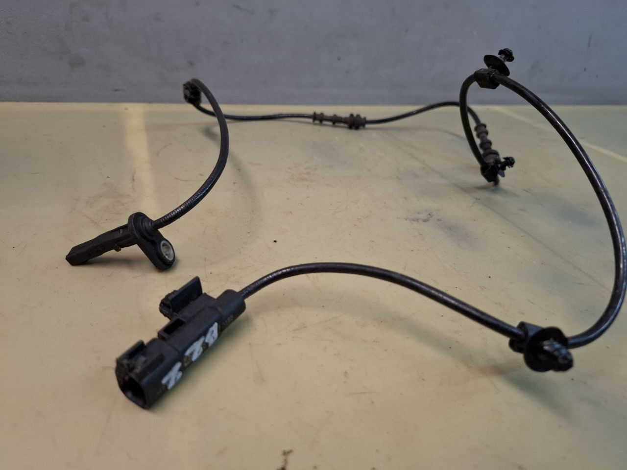 датчик ABS Chevrolet Malibu 9 поколение 2018, 1.5 л., бензин, АКПП, бордовый, передний привод, 84149055 - фото №1