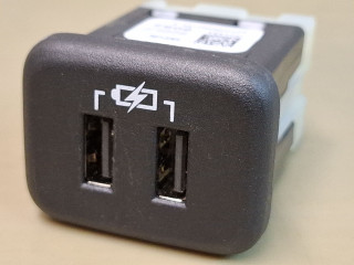 разъем AUX / USB Chevrolet Traverse 2 поколение [рестайлинг] 2022, 3.6 л., бензин, АКПП, белый, внедорожник 5 дв., полный привод, 13539082