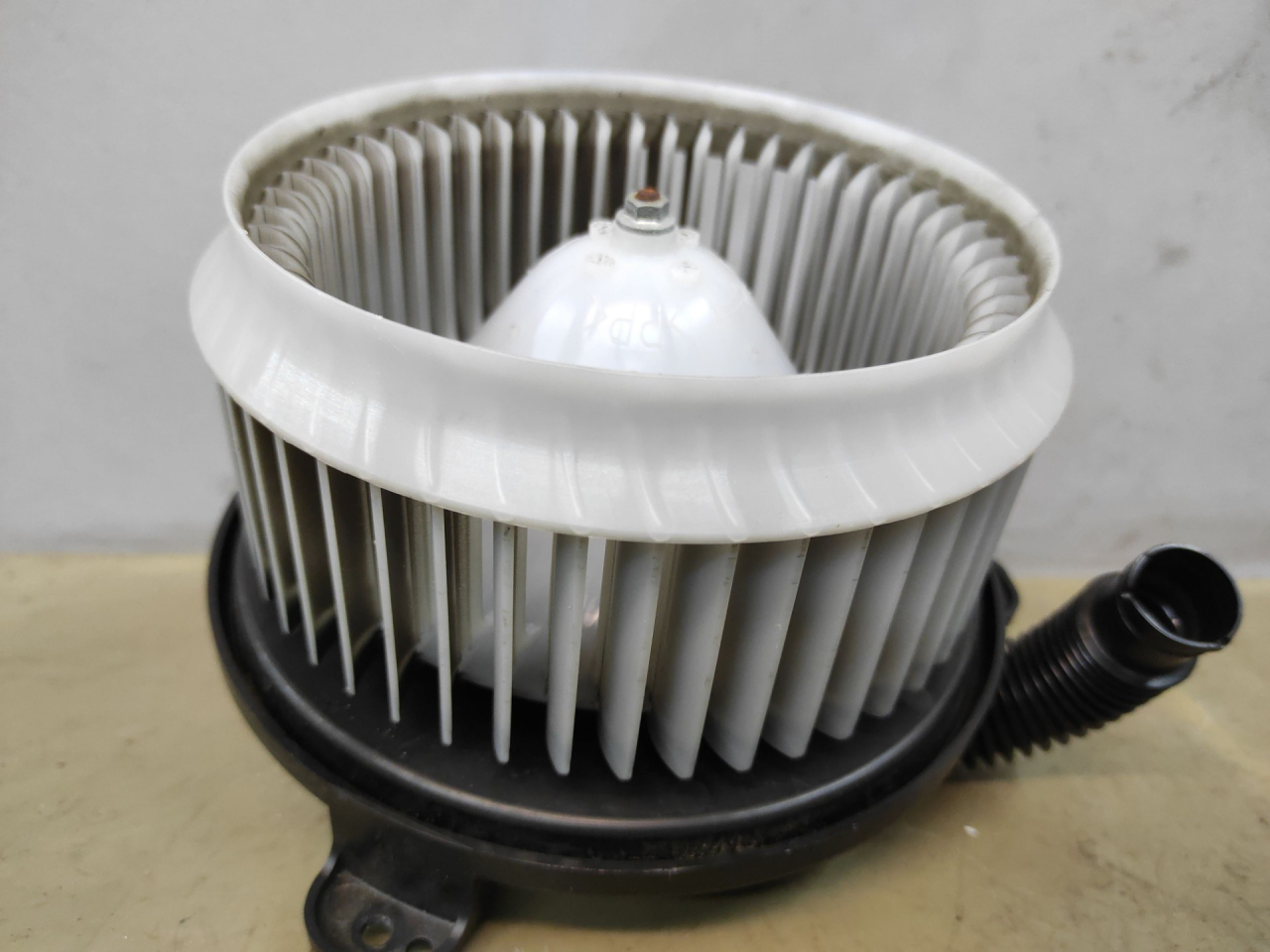 моторчик печки Suzuki Kizashi 1 поколение 2012, 2.4 л., J24B, бензин, АКПП, красный, седан, полный привод - фото №1