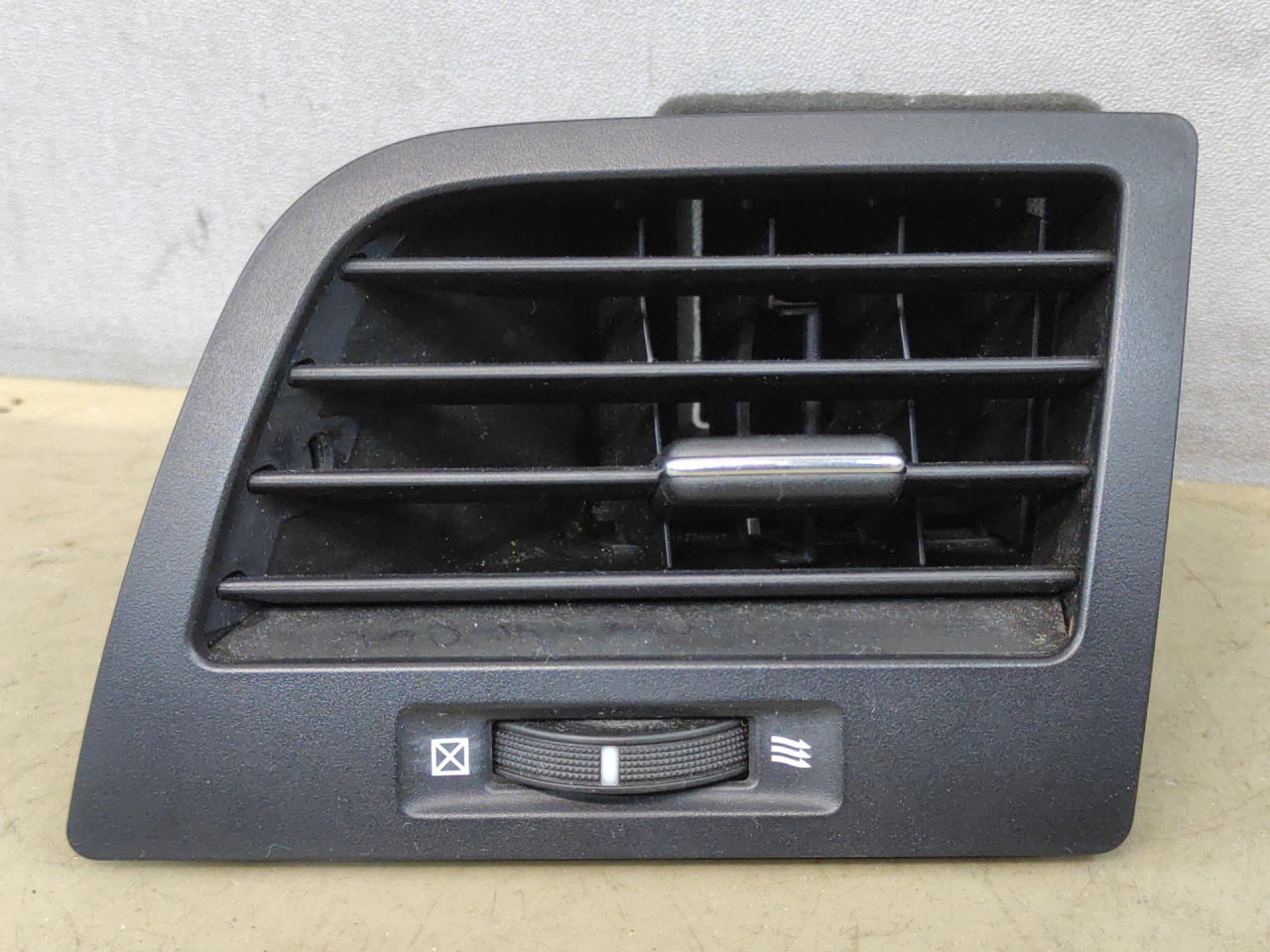 дефлектор обдува салона Suzuki Kizashi 1 поколение 2012, 2.4 л., J24B, бензин, АКПП, красный, седан, полный привод, 7383057L0, 73830A57L00A - фото №1