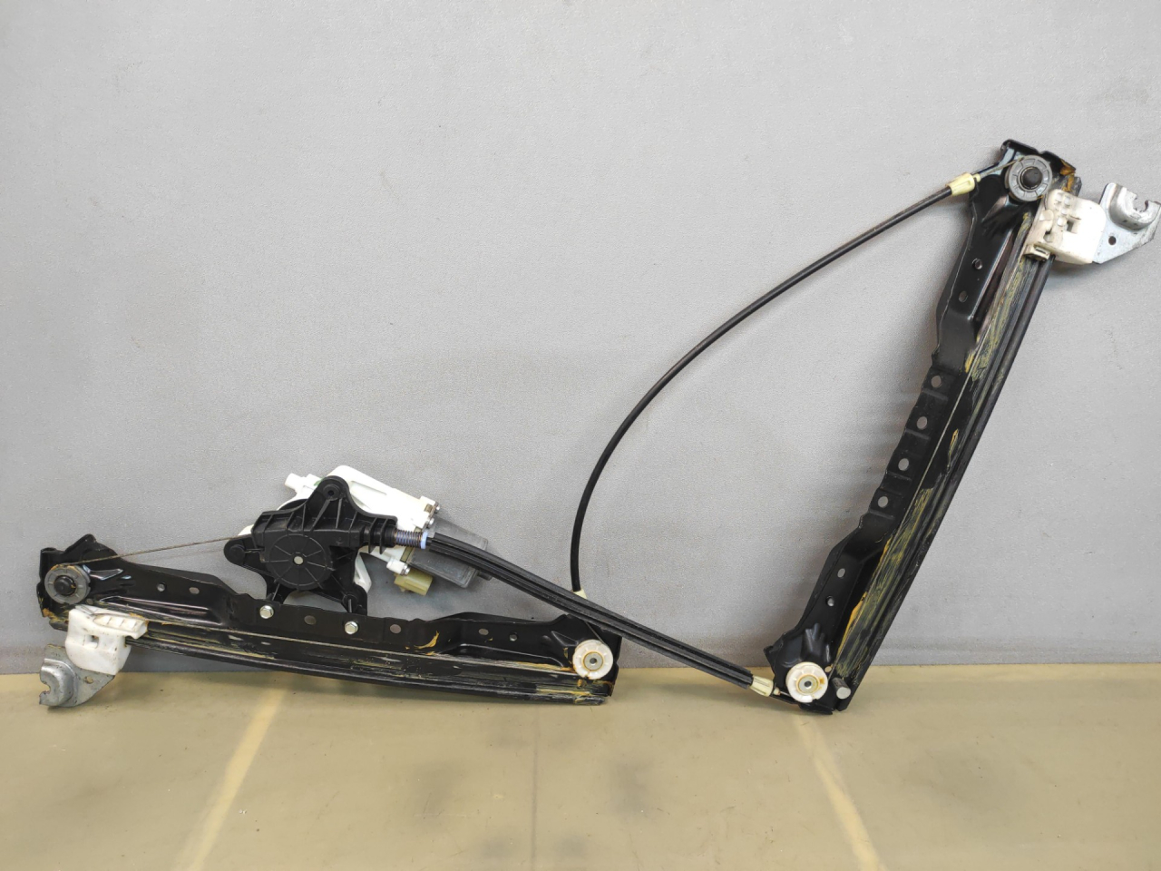 стеклоподъемник задний левый Dodge Grand caravan 5 поколение 2010, 3.6 л., бензин, АКПП, минивэн, передний привод - фото №1