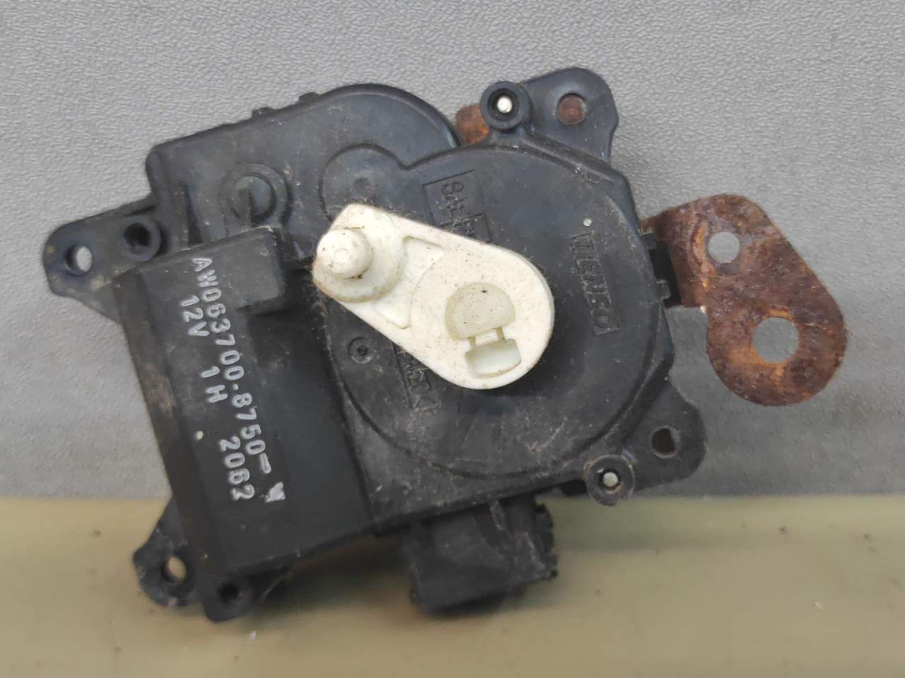 моторчик заслонки печки Honda Element 1 поколение 2006, 2.4 л., i-VTEC, K24A4, бензин, АКПП, оранжевый, хетчбэк 5 дв., полный привод, AW0637008750 - фото №1