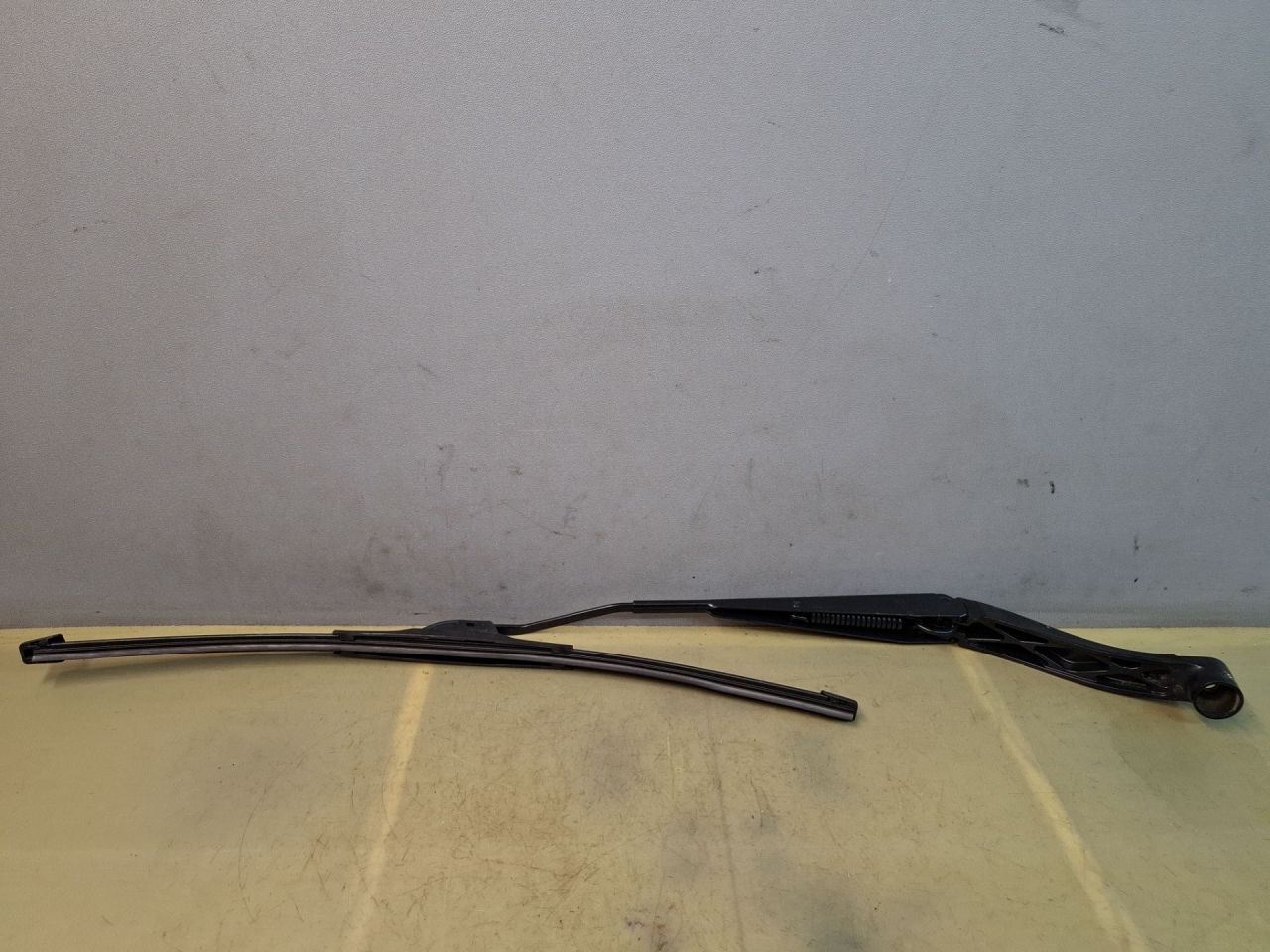 щеткодержатель (поводок стеклоочистителя, дворник) Chevrolet Blazer 3 поколение 2019, 3.6 л., бензин, АКПП, белый, полный привод - фото №1
