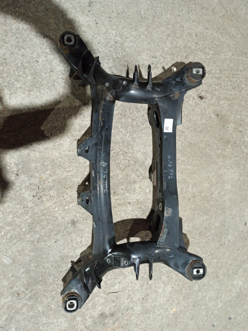 балка подвески задняя BMW 3 серия F30/F31/F34 F30 2013, 2.0 л., N20 B20 A, бензин, АКПП, черный, седан, полный привод - фото №1
