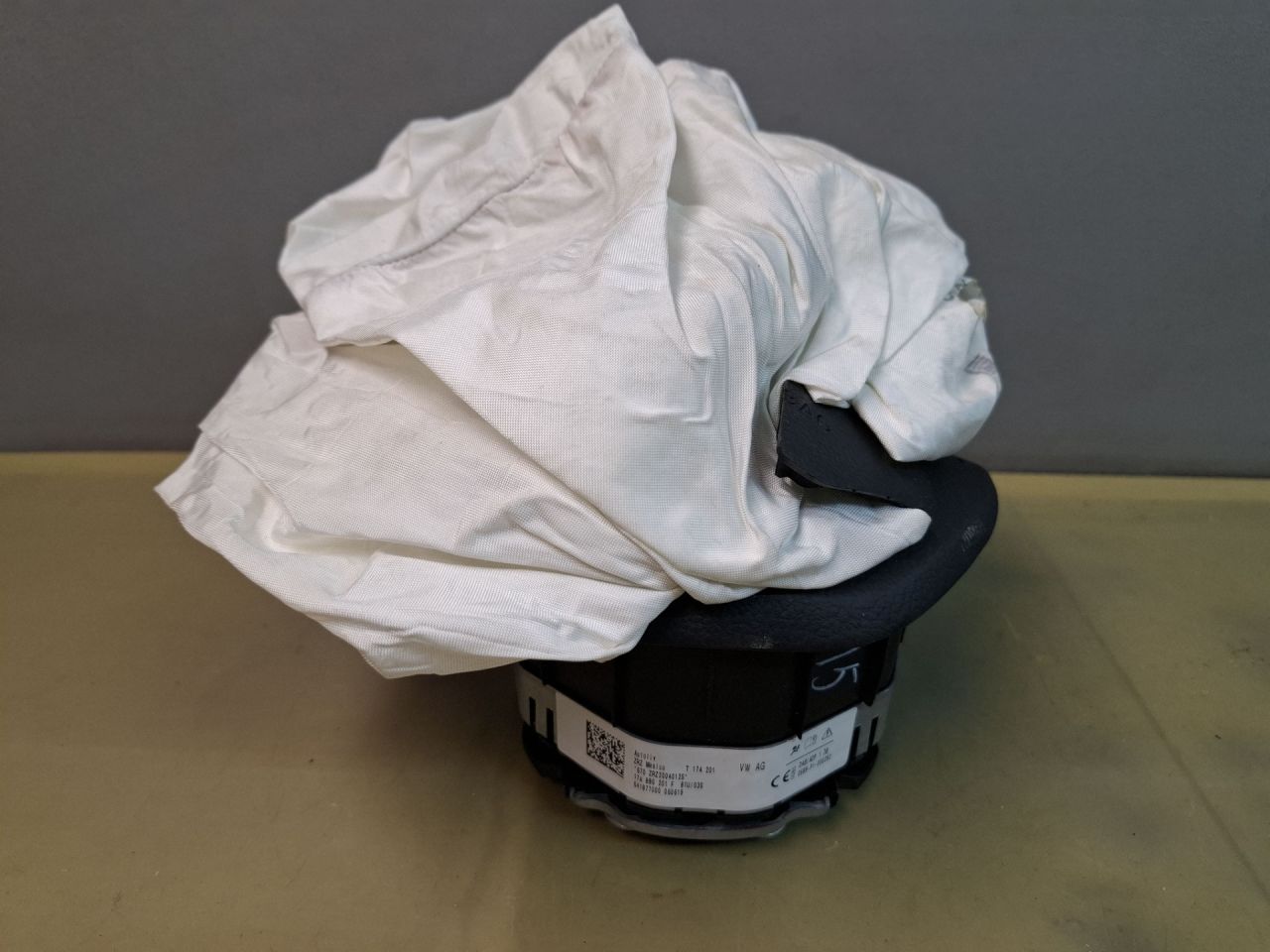 подушка безопасности водителя Volkswagen Jetta 7 поколение 2019, 1.4 л., бензин, АКПП, серый, передний привод - фото №1