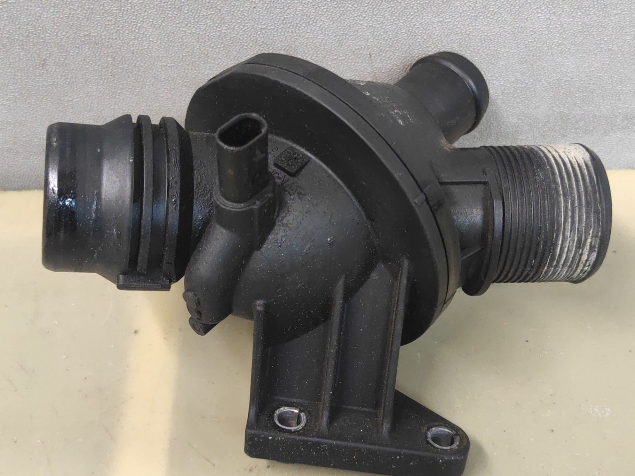 корпус термостата BMW 3 серия F30/F31/F34 F30 2013, 2.0 л., N20 B20 A, бензин, АКПП, черный, седан, полный привод, 10106811 - фото №1