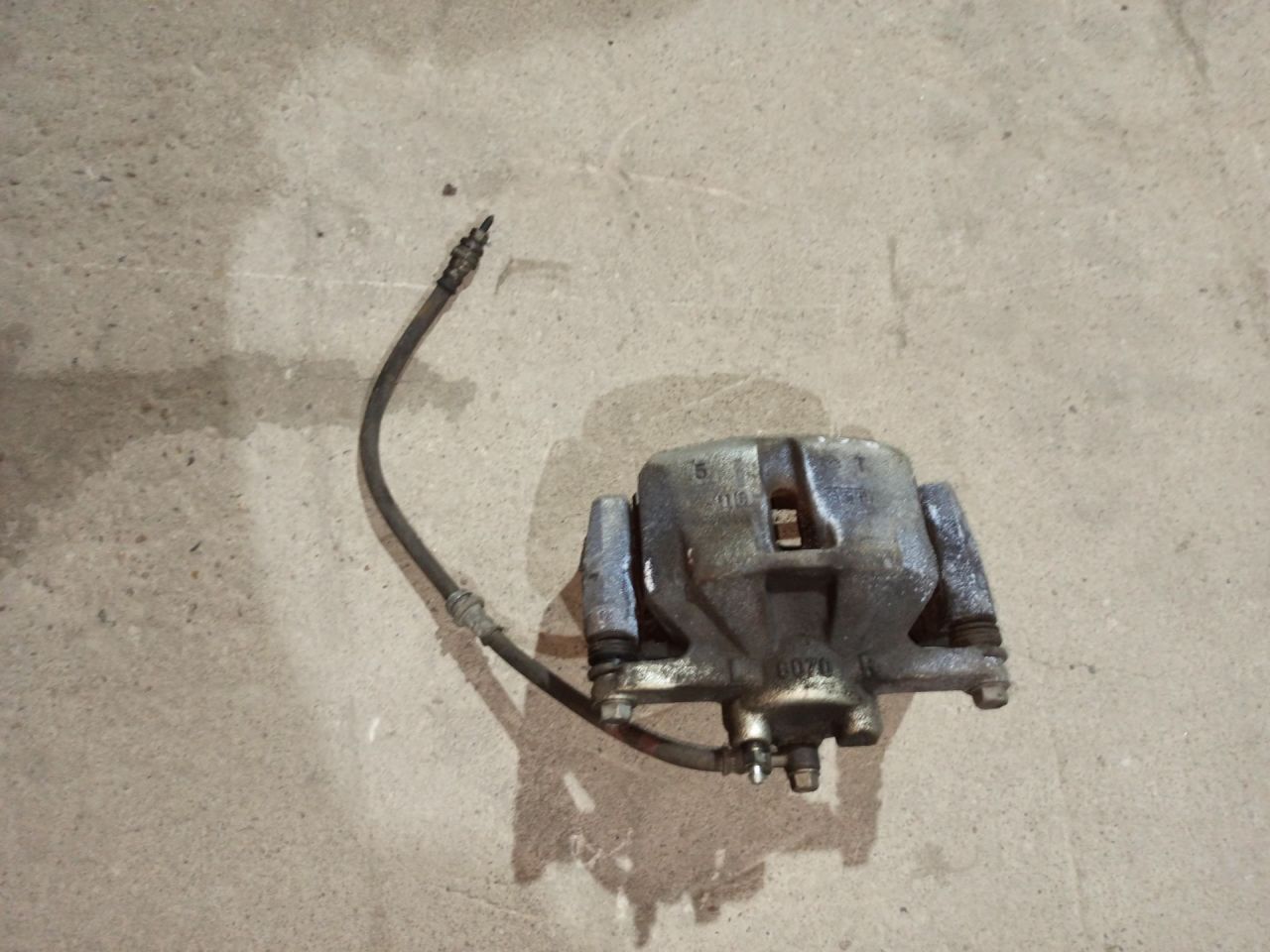 суппорт передний левый Mazda CX-5 2 поколение KF 2018, 2.5 л., PYY1, бензин, АКПП, серый/46g, внедорожник 5 дв., полный привод - фото №1