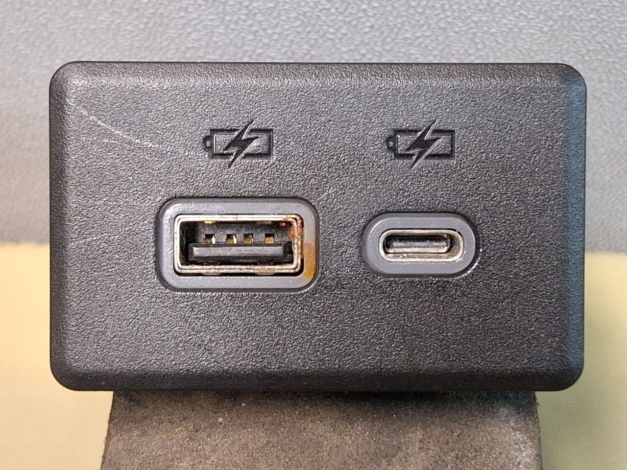 разъем AUX / USB Chevrolet Blazer 3 поколение 2019, 3.6 л., бензин, АКПП, белый, полный привод, 13525891 - фото №1