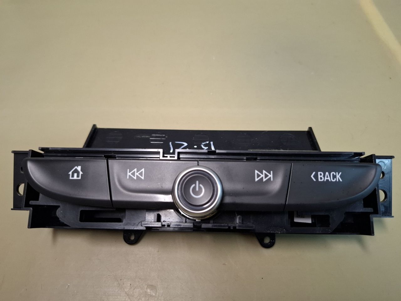 панель управления магнитолой Chevrolet Blazer 3 поколение 2019, 3.6 л., бензин, АКПП, белый, полный привод - фото №1